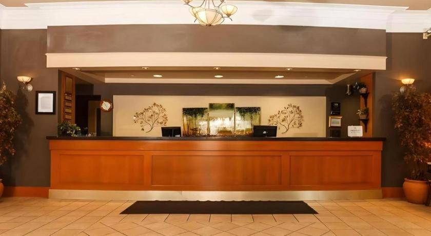 The Glenmore Inn & Convention Centre Calgary Exterior photo